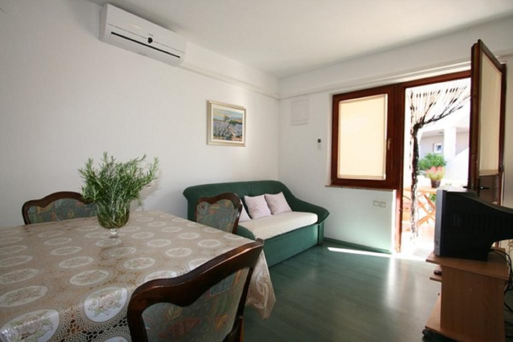 Apartment Ruzmarin Šilo Cameră foto